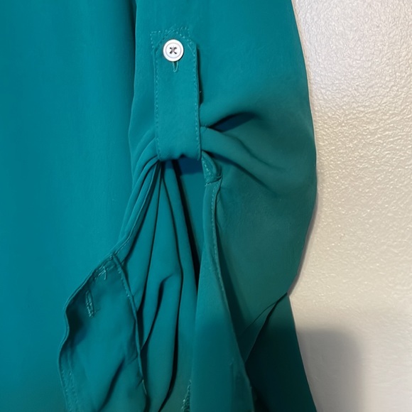 Beautiful green blouse. Like new condition! - Picture 3 of 5